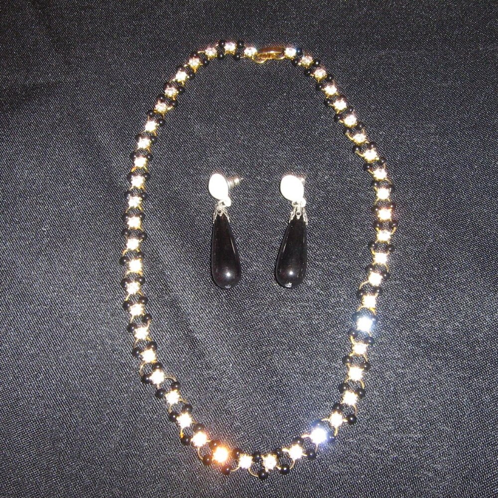 Vintage Ladies Necklace And Earring Set. $5.00 AS AN ADD ON